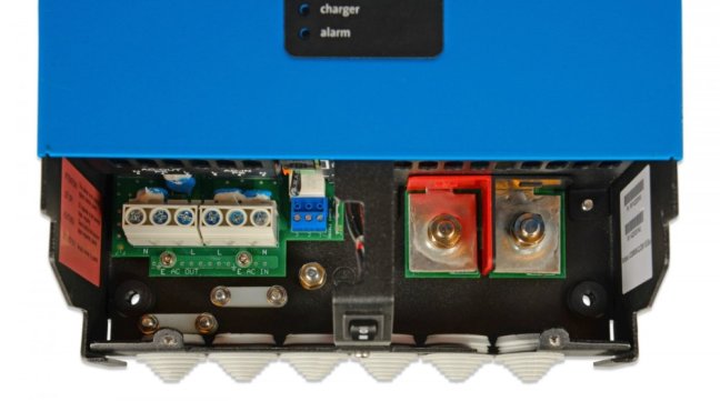 MultiPlus 24/2000/50-32, měnič napětí / nabíječ / UPS, 24V 2000VA 50A